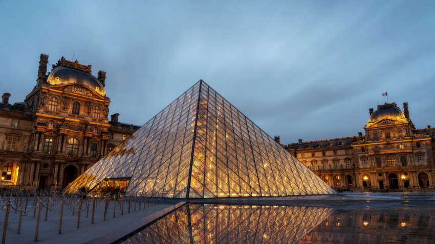 Paris'in ünlü Louvre Müzesi hasarlar nedeniyle zor durumda
