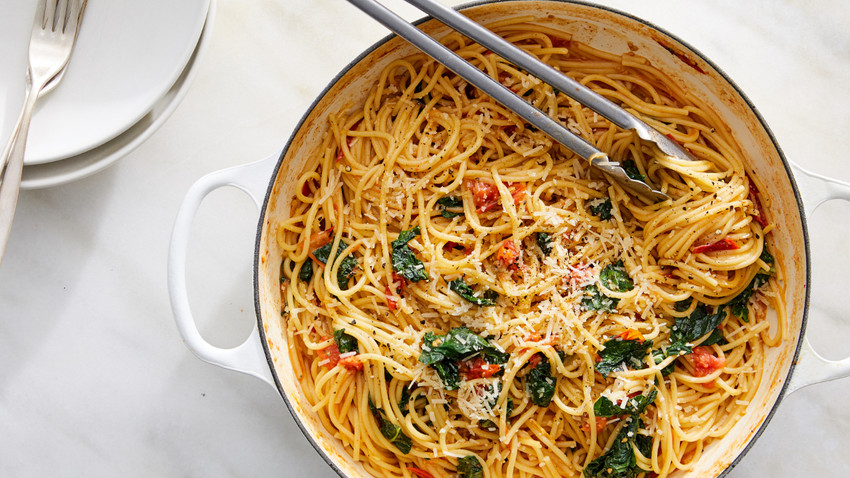 Tek tencerede kiraz domatesli ve kaleli spagetti
