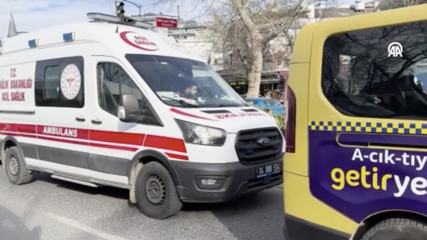 Yol verilmeyen ambulanstaki sağlık ekibi hastaya koşarak ulaşmak zorunda kaldı