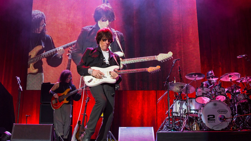 Jeff Beck’in gitarları 10 milyon euro’ya satıldı