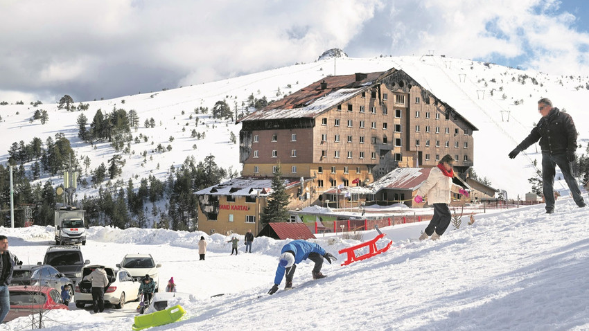Grand Kartal Otel’in enkazının önü, günübirlik gelen ziyaretçilerin uğrak noktası. Kimi hatıra fotoğrafı çekiyor, kimi otelin önündeki yamaçta kızak kayıyor. Pistler ise boş.