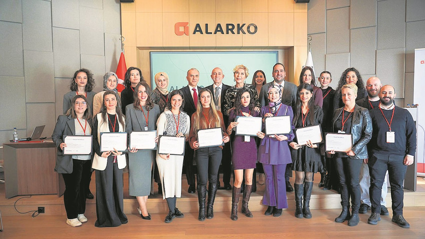 Bu yılki programa 1700 kadın katıldı. 220 saat eğitim ve mentorluk alan bu kadınlardan 12 'si girişimin öncüleri olarak hibe desteği ile ödüllendirildi.
