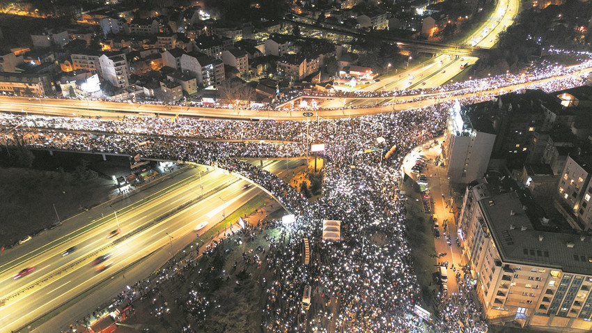 Başkent Belgrad’daki son eylemde 100 binden fazla kişi anayolları doldurdu. (Fotoğraf: Reuters)