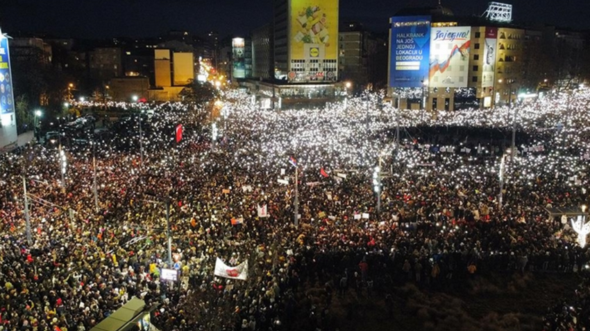 Sırbistan'da tren kazasını protesto eden öğrenciler, Novi Sad'a yürüyor