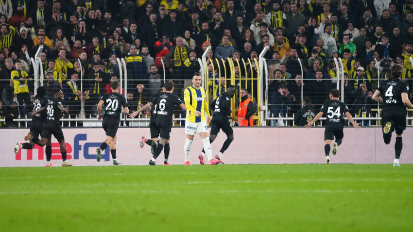 Fenerbahçe tribünlerinden ihraç edilen teğmenlere destek: 'Mustafa Kemal'in askerleriyiz'