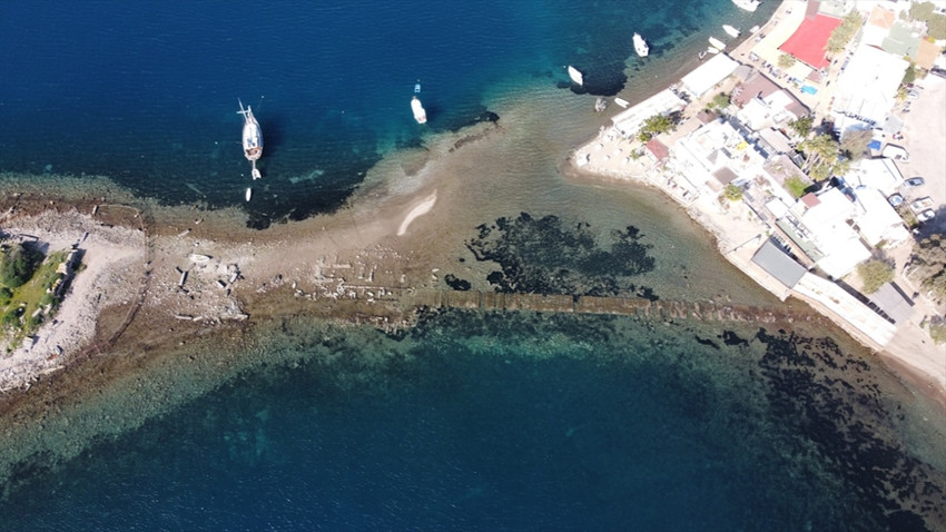 Muğla'nın Bodrum ilçesinde, Tavşan Adası'na uzanan tarihi sur kalıntıları denizin çekilmesiyle ortaya çıktı (AA)