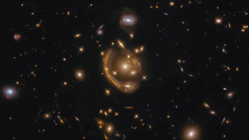 Euclid Uzay Teleskobu 590 milyon yıl uzaktaki galaksinin merkezinde 'Einstein' halkası tespit etti