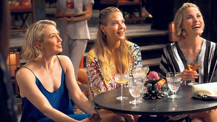 Orta yaşlı üç kadın arkadaşı Carrie Coon, Michelle Monaghan ve Leslie Bibb canlandırıyor.