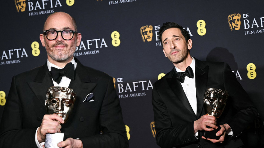 Conclave filminin yönetmeni Edward Berger ve The Brutalist filmiyle En İyi Erkek Oyuncu ödülünü kazanan Adrien Brody (Fotoğraf: Getty Images)