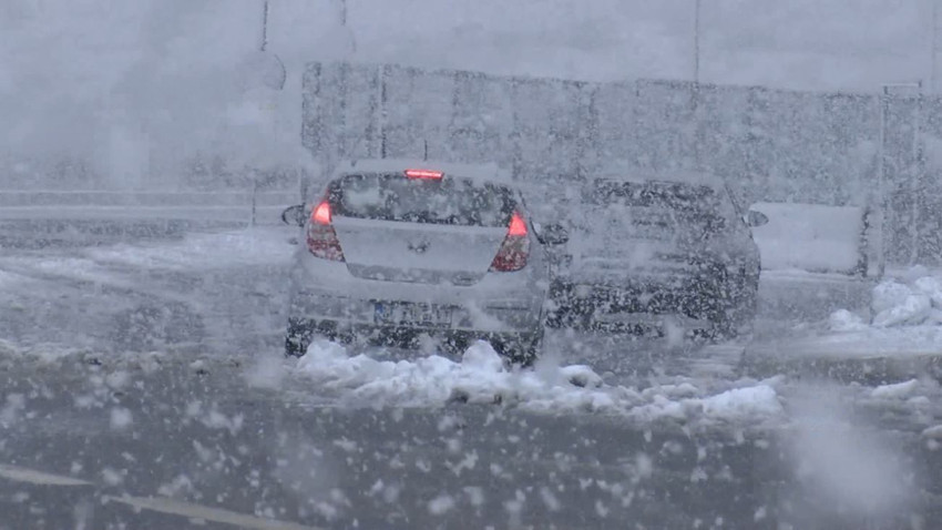 İstanbul'da kar yağışı: Trafik yoğunluğu yüzde 90'a ulaştı