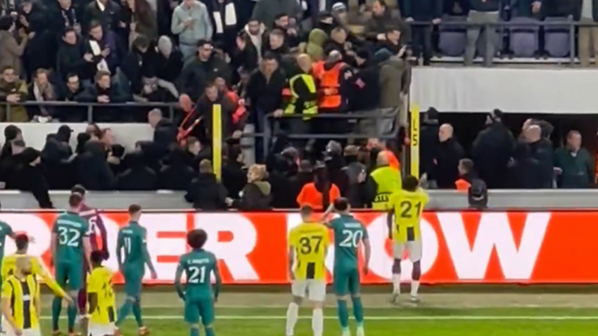 Anderlecht-Fenerbahçe maçı tribündeki 'ırkçı davranışlar' nedeniyle durdu