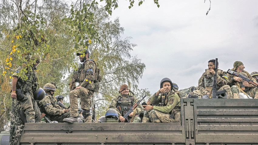 Ukrayna’nın Donetsk bölgesindeki Lyman yakınlarında bulunan Karpat Sich 49. Piyade Taburu’na bağlı yabancı savaşçılar. (Fotoğraf: Ivor Prickett/The New York Times)