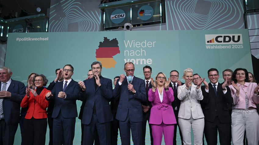 Almanya'da koalisyon kurmak için CDU/CSU ile SPD arasında ön görüşmeler başladı