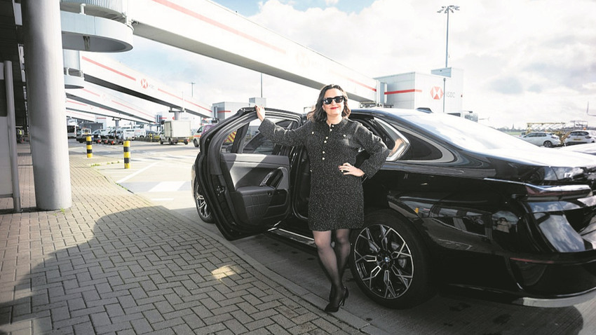 Yolcuları havalimanına götüren BMW’de masaj yapan koltuklar da var.