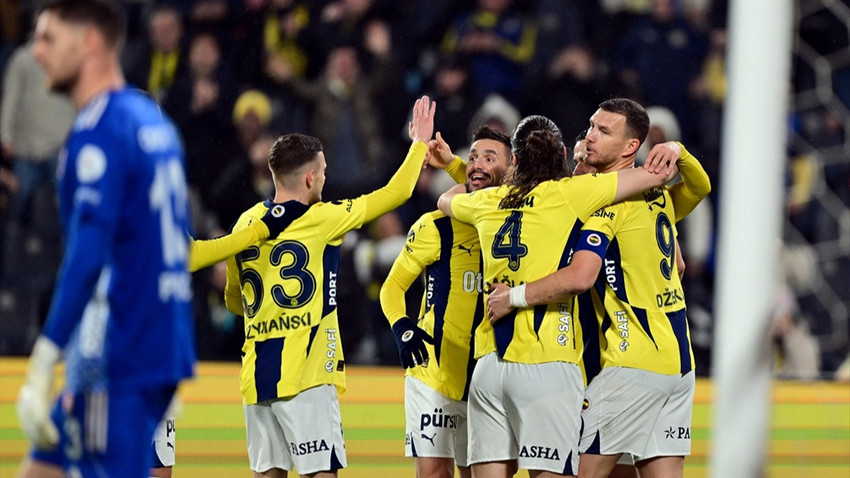 Zirveyle puan farkı 4'e indi: Fenerbahçe, Antalyaspor engelini 3 golle geçti