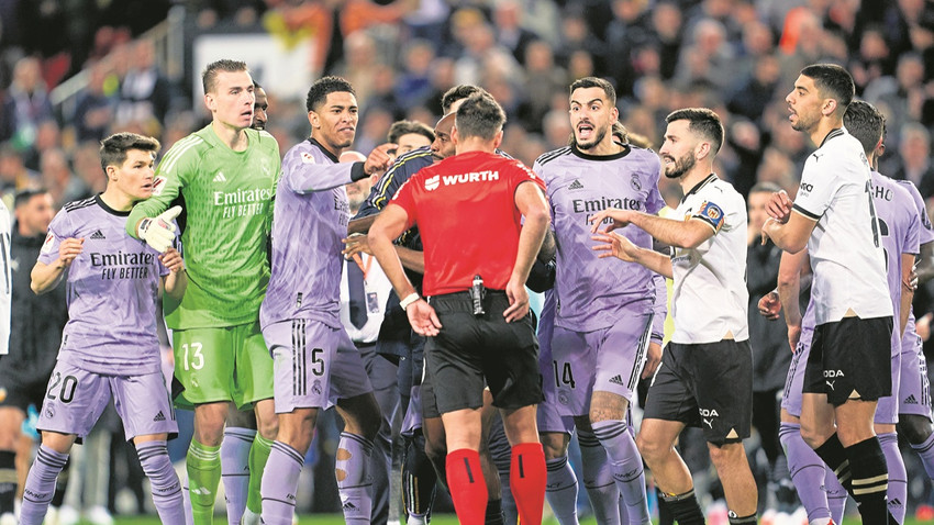 2024’teki Valencia-Real Madrid maçında hakem Manzano maçı top havadayken bitirdi ve o sırada top Valencia ağlarına gitti. Oyuncular hakeme itiraz ederken Bellingham küfrettiği için kırmızı kart gördü.(Fotoğraf: Getty Images)