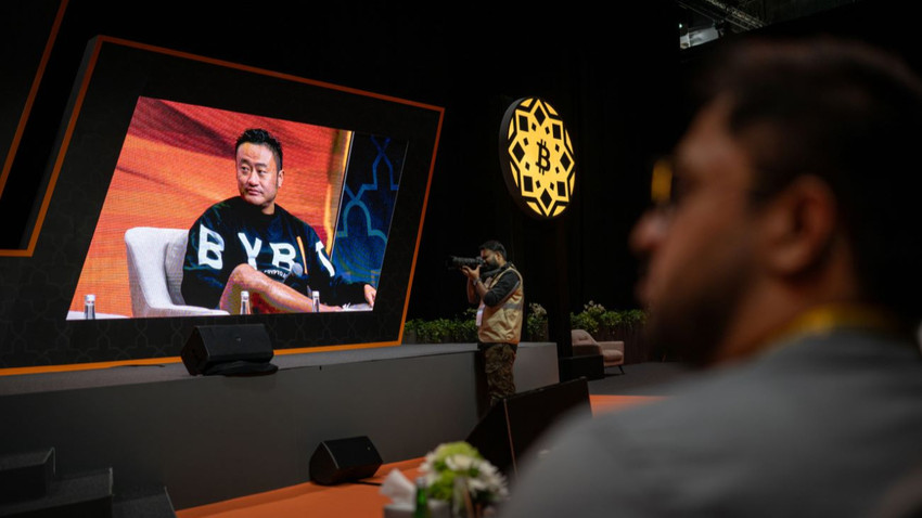 Bybit'in CEO'su Ben Zhou, Abu Dabi, Birleşik Arap Emirlikleri'nde düzenlenen bir kripto para konferansında konuşurken. 10 Aralık 2024. (Tamir Kalifa/The New York Times)