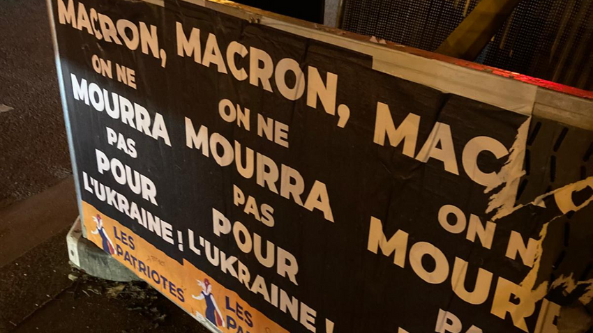 Paris sokaklarında “Macron! Ukrayna için ölmeyeceğiz afişleri” Nurdan Bernard/PARİS
