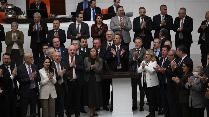CHP'liler TBMM'de İmamoğlu kararını protesto etti: 'Kurtuluş yok tek başına, ya hep beraber ya hiçbirimiz'