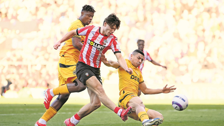 Southampton’ın kanat oyuncusu Tyler Dibling. Wolverhampton Wanderers maçında baskı altında top kullanıyor. (Fotoğraf: Getty Images)