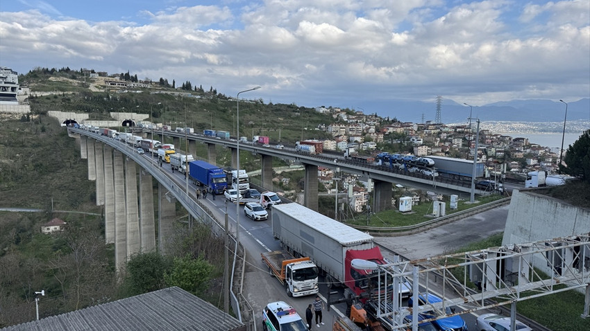 Zincirleme kazada 6 yaralı: Anadolu Otoyolu İstanbul istikameti ulaşıma kapandı