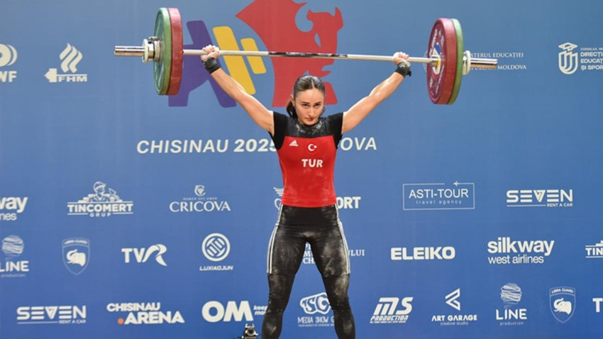 Milli halterci Cansel Özkan Avrupa Şampiyonası'nda bronz madalya aldı