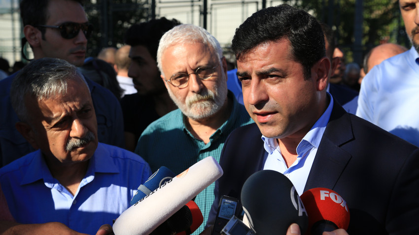 Demirtaş'tan Önder'e mektup: Asla vazgeçmezsin, tek isteğin ölmeden önce barışı görmektir