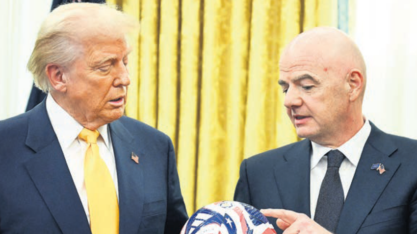 Trump’ın yeniden seçildikten sonra futbola ilgisi arttı. 7 Mart’ta çekilen bu fotoğrafta da FIFA Başkanı Infantino kendisine Oval Ofis’te FIFA Kulüpler Dünya Kupası resmi topunu hediye ediyor. (Fotoğraf: Getty Images)