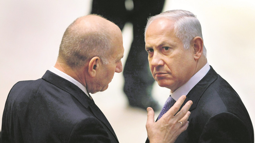 Ehud Olmert, Binyamin Netanyahu’nun çevresinin silahlandıracağı milislerin silahlarla Meclis’e yürümesinin ihtimal dışı olmadığını belirtti. (Fotoğraf: Getty Images)