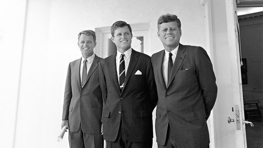Soldan sağa: Robert F. Kennedy, Ted Kennedy ve ABD Başkanı John F. Kennedy