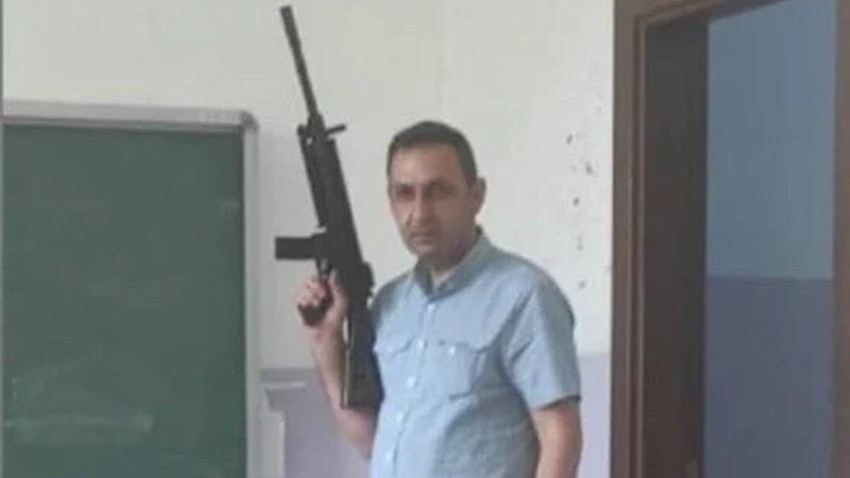 Sınıfta tüfekle poz veren müdür yardımcısına inceleme