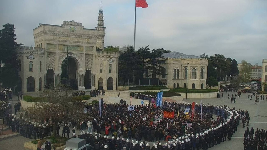 Beyazıt'ta abluka: Saraçhane'ye yürümek isteyen öğrencilere polis engeli