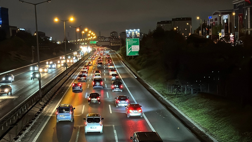 6,2'lik depremin ardından İstanbul çıkışında trafik yoğunluğu