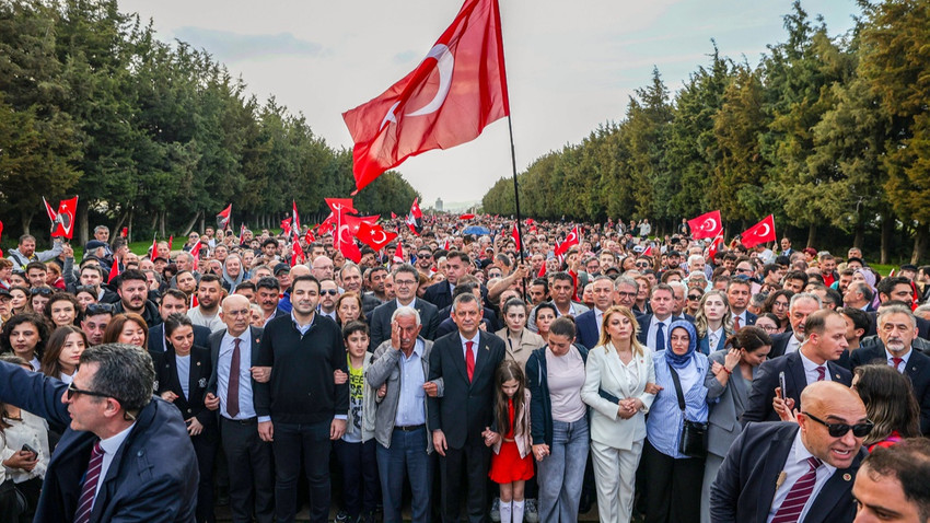 Özgür Özel Birinci Meclis önünde konuştu: Ata'mızla aramızda barikat kabul etmeyiz, yıkar geçeriz