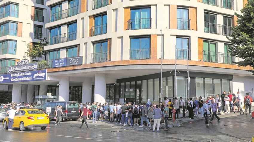 Pek çok Avrupa ülkesi için vize başvurularında aracı kurum olarak görev yapan VFS Global’in önünde sıklıkla uzun kuyruklar oluşuyor. (Fotoğraf: Barış Acarlı)