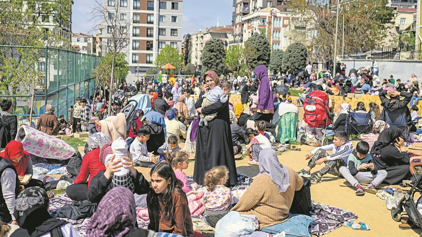İstanbul’un en büyük sorunlarından biri de afet ve acil durum toplanma alanlarının yetersizliği. Binlerce kişi depremden sonra sığınabilecekleri yegane boş alanlardan olan okul bahçelerine akın etti.(Fotoğraf: Getty Images)
