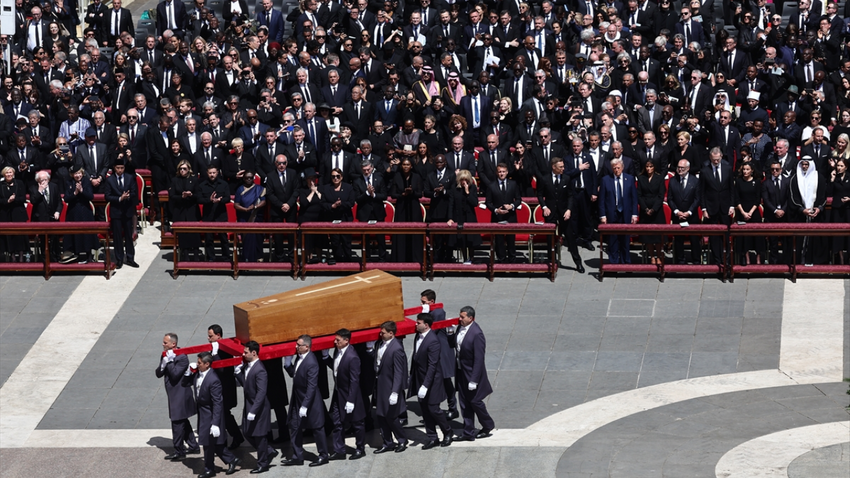Papa Franciscus'un cenaze töreni: Liderler Vatikan'a geldi, törene iki yüz bin kişi katıldı