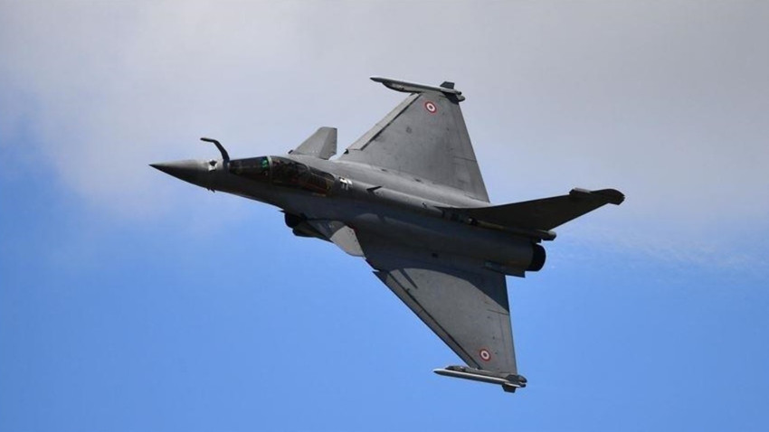 Pakistan ile gerilim tırmanırken Hindistan Fransa'dan 26 Rafale savaş uçağı satın almak için anlaşma imzaladı