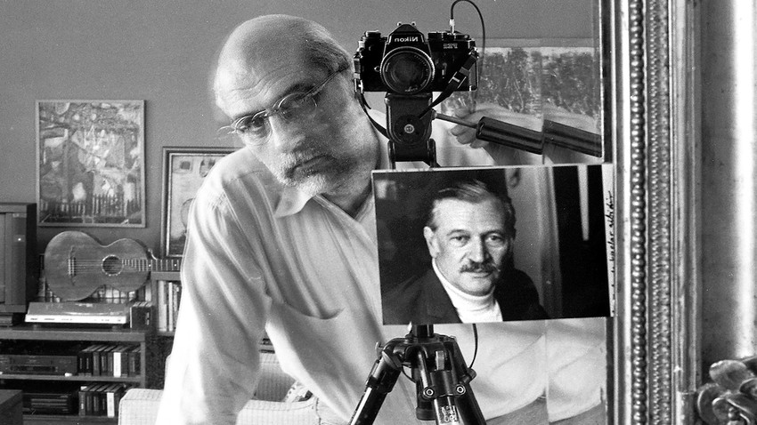 Samih Rifat ve aynadaki fotoğrafta babası Oktay Rifat.