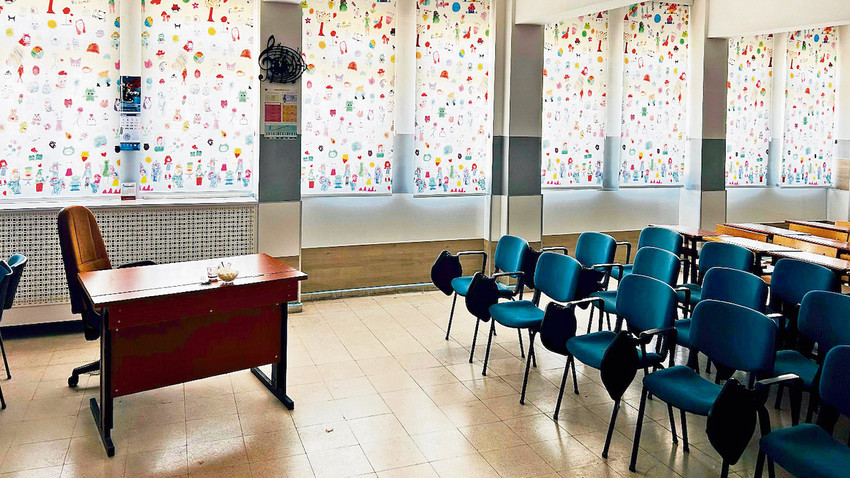 Çocukların çizimlerinden üretilen perdeler sınıfları süslüyor