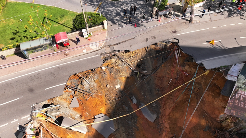 Maslak'ta yol çöktü: Eski Büyükdere Caddesi trafiğe kapatıldı