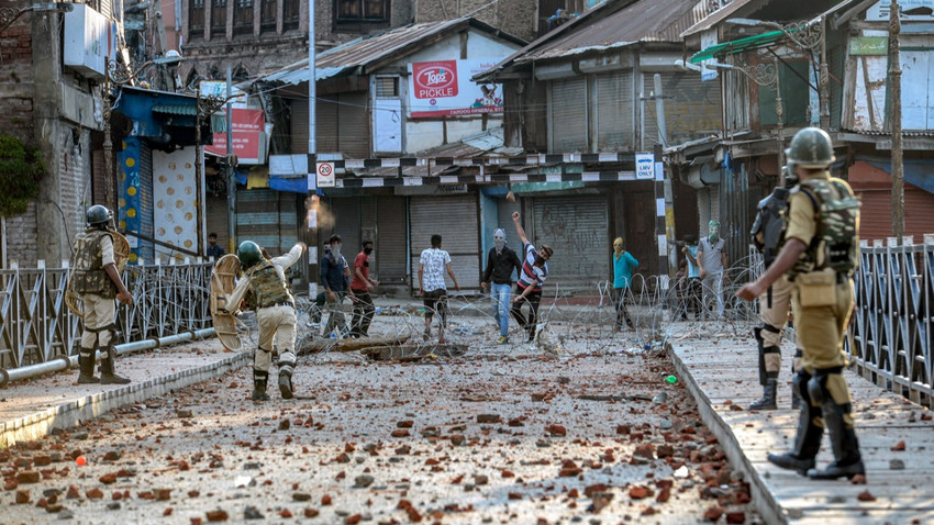 Göstericiler, 8 Ağustos 2019’da Hindistan kontrolündeki Keşmir’in Srinagar kentinde taş atarken görülüyor. (Fotoğraf: Atul Loke/New York Times)