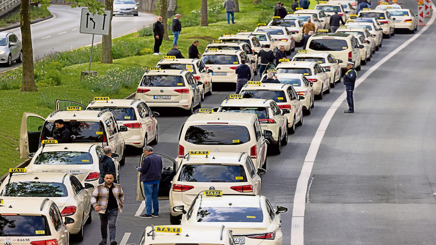Essen’deki taksiciler, mevcut düzenlemeler nedeniyle Uber’in kendilerinden çok daha ucuz ücretler sunabildiğini savunuyor. Fotoğraf: GettyImages