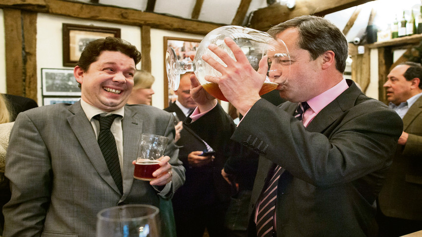 Farage sıkça birahanelerde seçmenleriyle bir araya geliyor (Fotoğraf: GettyImages)