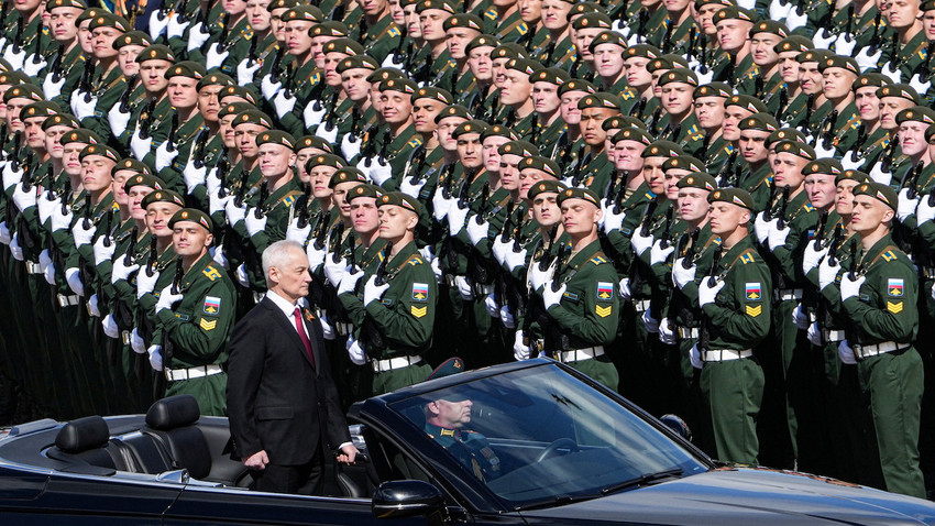 Savunma Bakanı Andrey Belousov, Rus ordusunu selamlıyor (Fotoğraf: Reuters)