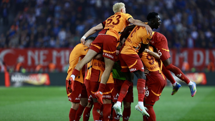 Şampiyonluğa 1 puan uzaklıkta: Lider Galatasaray Trabzonspor deplasmanında 3 puanı 2 golle aldı