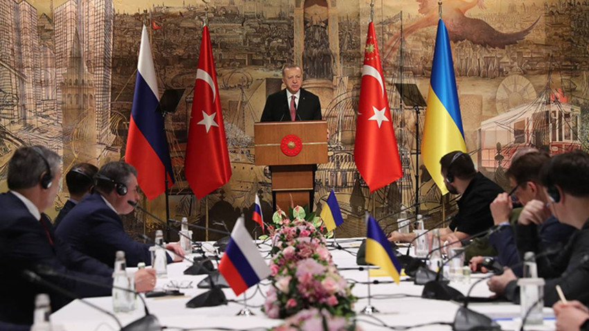 Erdoğan hem Putin hem de Macron'la görüştü: İstanbul barış müzakerelerine hazır