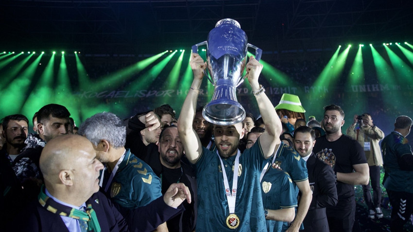 Süper Lig'e yükselen Kocaelispor şampiyonluk kupasını aldı