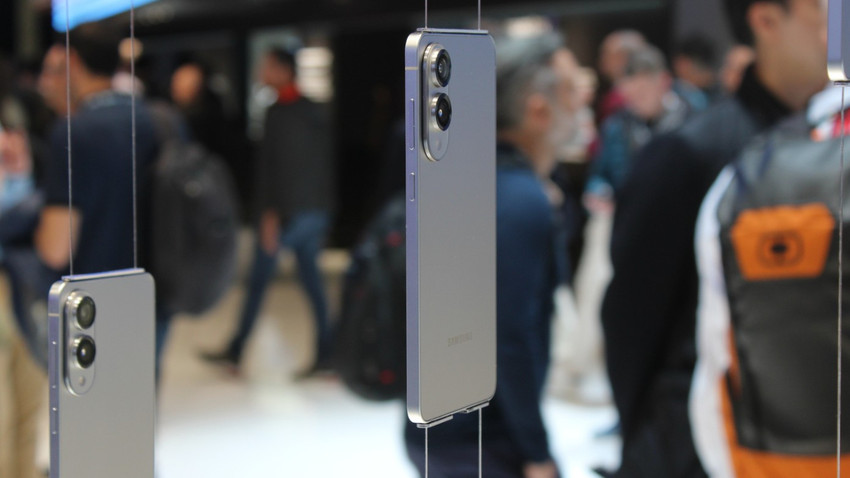 Samsung Apple'dan önce davrandı: En ince ve hafif telefonunu sahneye çıkardı