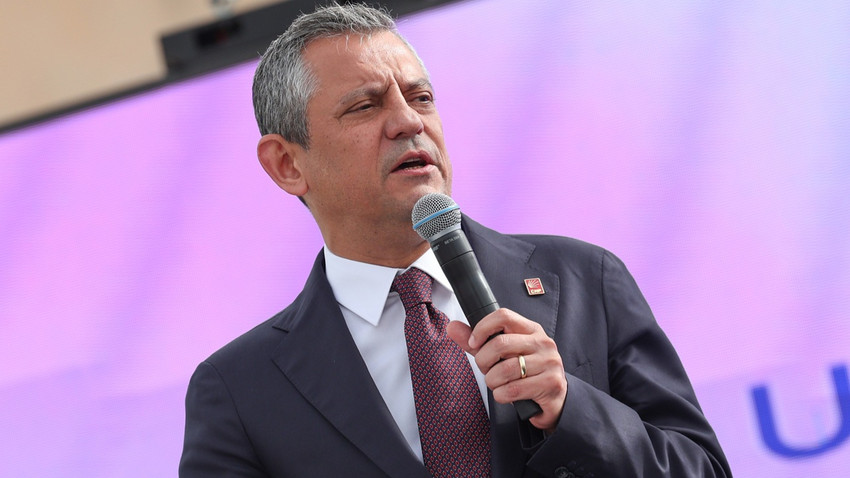 Özel'den pankart soruşturmasına tepki: Şampiyonun resmini astık, sürprizlerimiz devam edecek